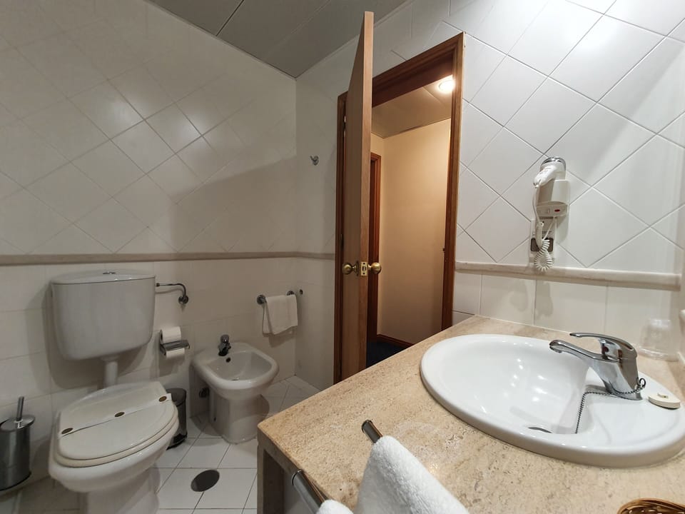 Bathtub, free toiletries, hair dryer, bidet