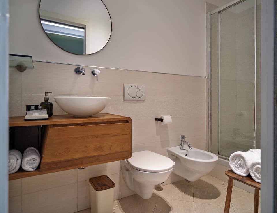 Double Room | Bathroom | Shower, free toiletries, hair dryer, towels