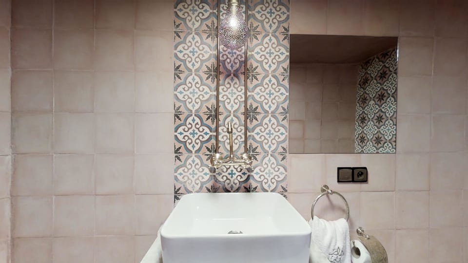 Standard Double Room, Non Smoking | Bathroom | Shower, rainfall showerhead, free toiletries, slippers