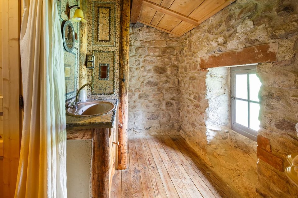 Standard Double Room | Bathroom | Free toiletries, hair dryer, towels, soap