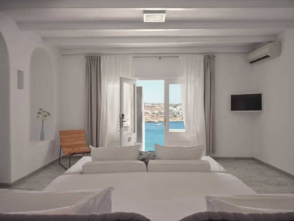 Executive One Bedroom Suite, Sea View and Hot Tub | Hypo-allergenic bedding, down comforters, pillowtop beds, minibar