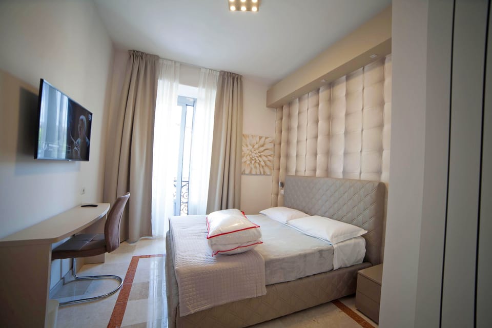 Standard Double Room (Green) | Individually furnished, desk, laptop workspace, free WiFi