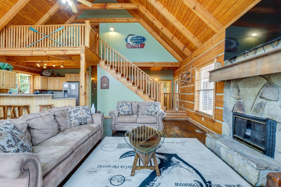 Living Room | Gas Fireplace | Smart TV | Central A/C | Queen Sleeper Sofa