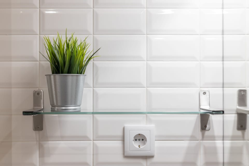 Deluxe Apartment, 1 Bedroom | Bathroom | Shower, free toiletries, hair dryer, towels