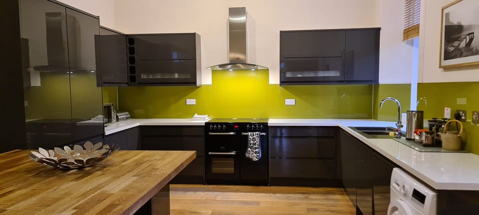 New, fully-equipped kitchen 