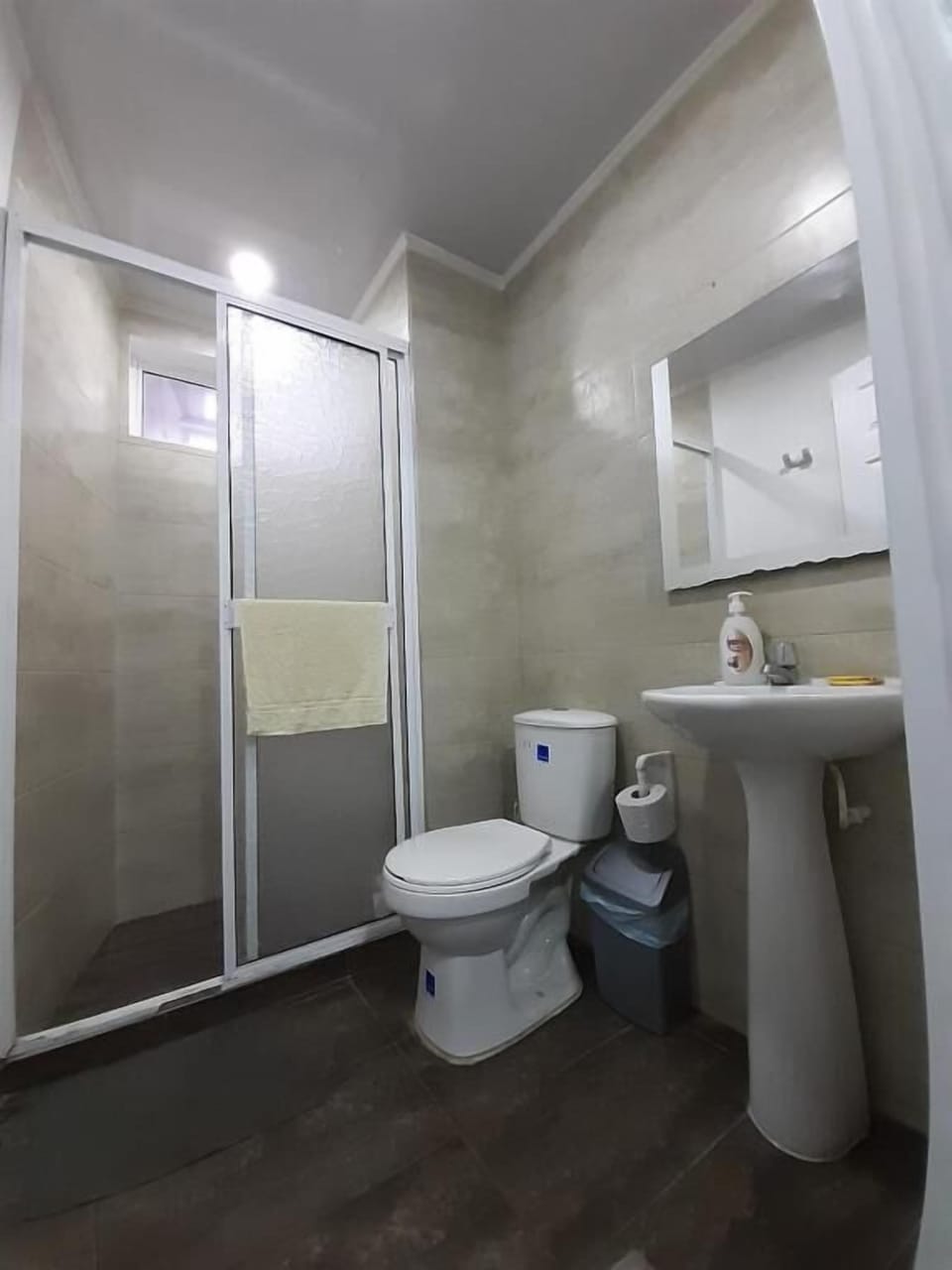 Shower, free toiletries, towels