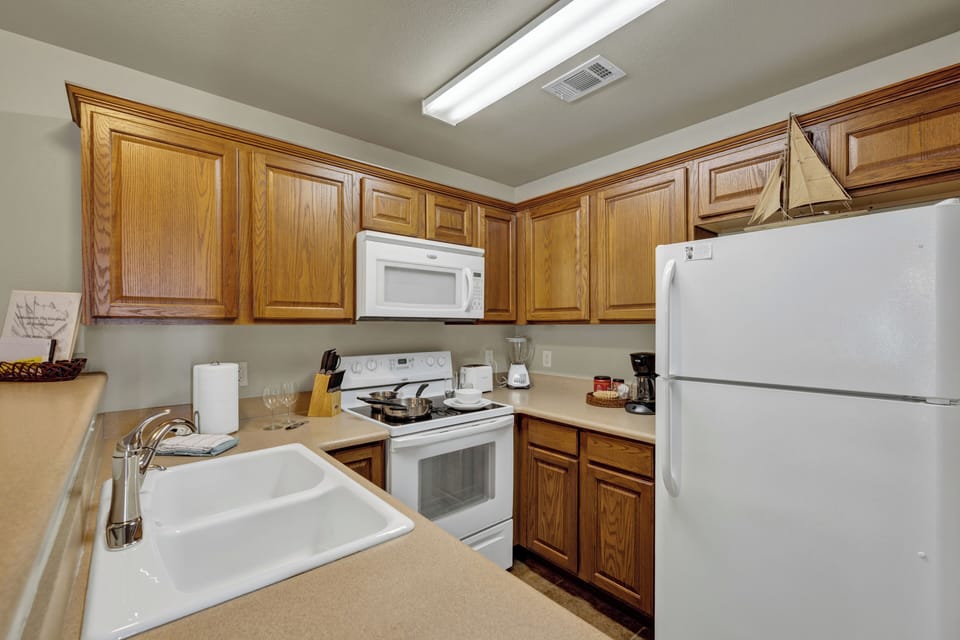 kitchen fully equipped with all appliances including sink disposal and ice maker