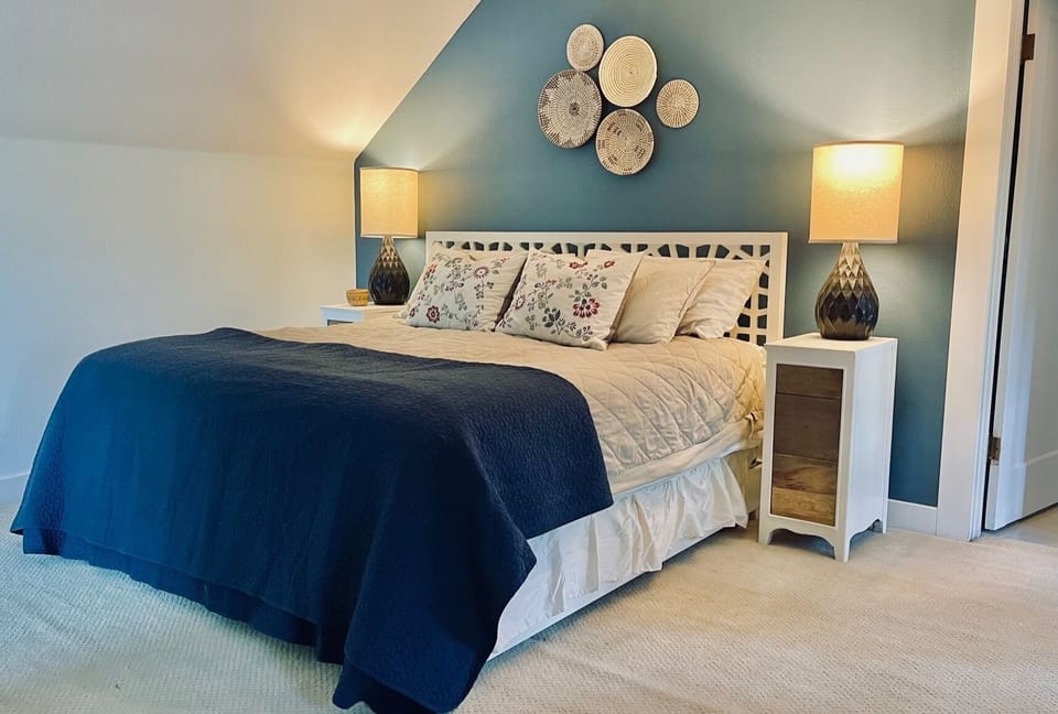 Master bedroom, king bed