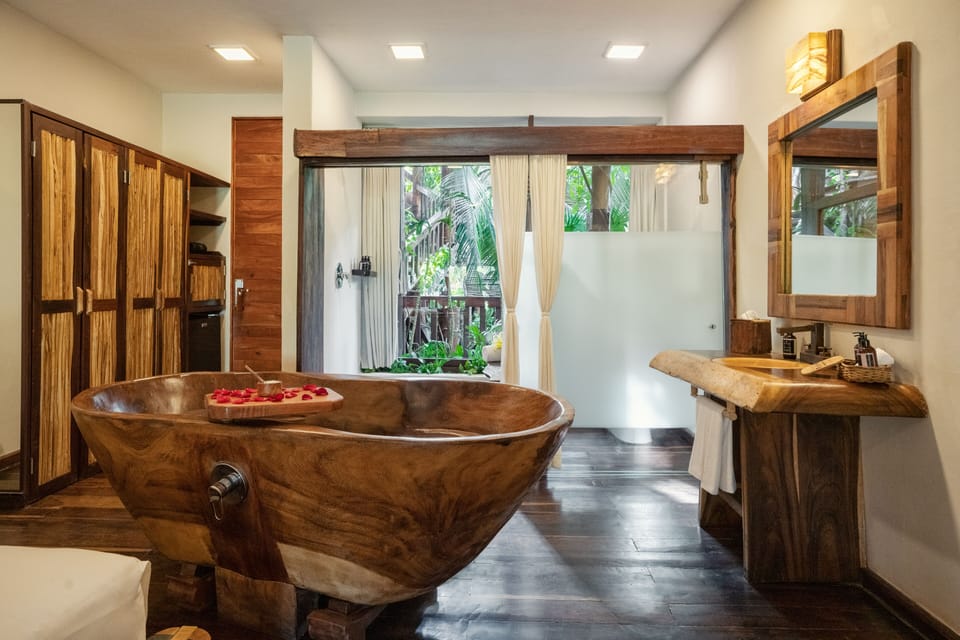 Jungle V 1st floor 2D | Bathroom | Combined shower/tub, spring water tub, free toiletries, hair dryer