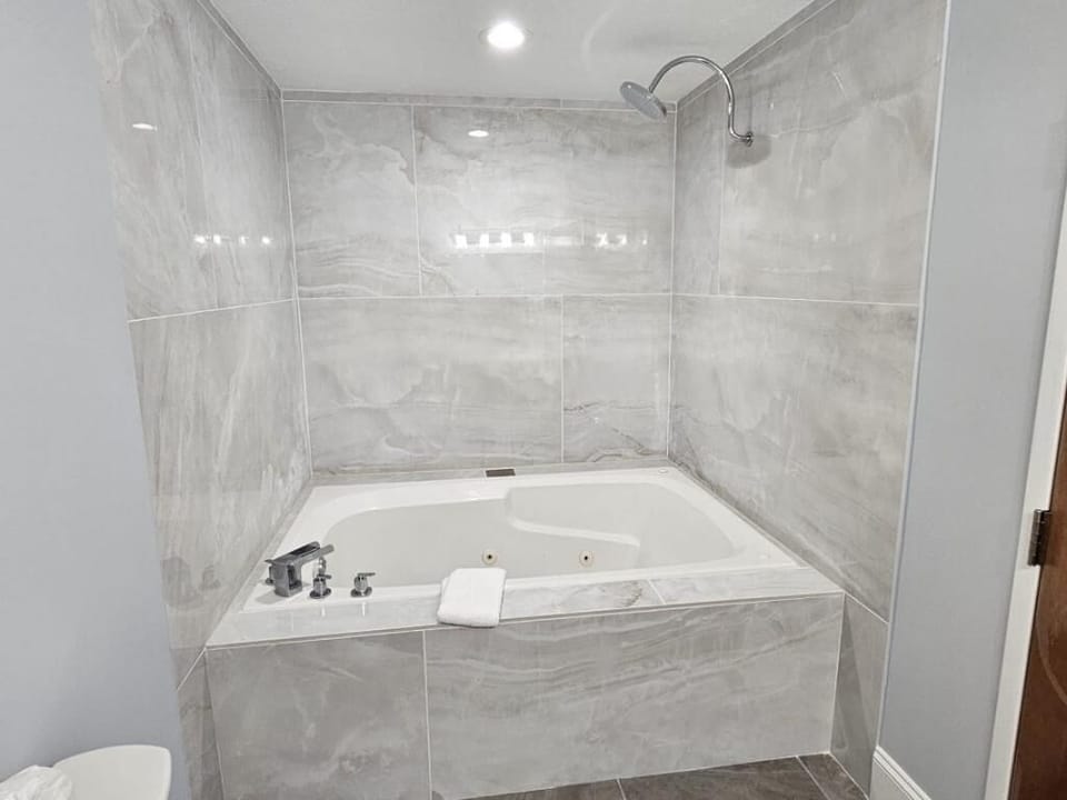 Luxury Room, 1 King Bed | Bathroom | Free toiletries, hair dryer, towels, soap