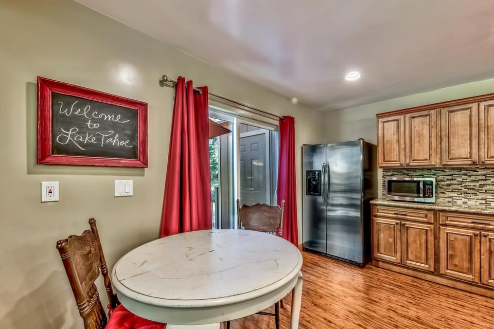 Welcome to Lake Tahoe! Enjoy your morning coffee at this breakfast nook for two