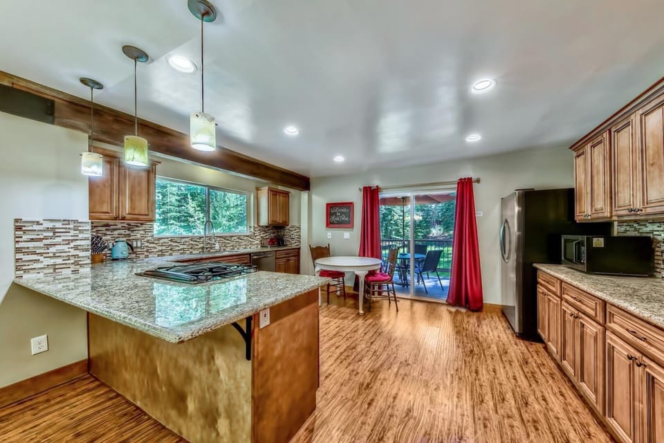 The chef of the group will love this kitchen with granite countertops, stainless steel appliances, and breakfast nook for two