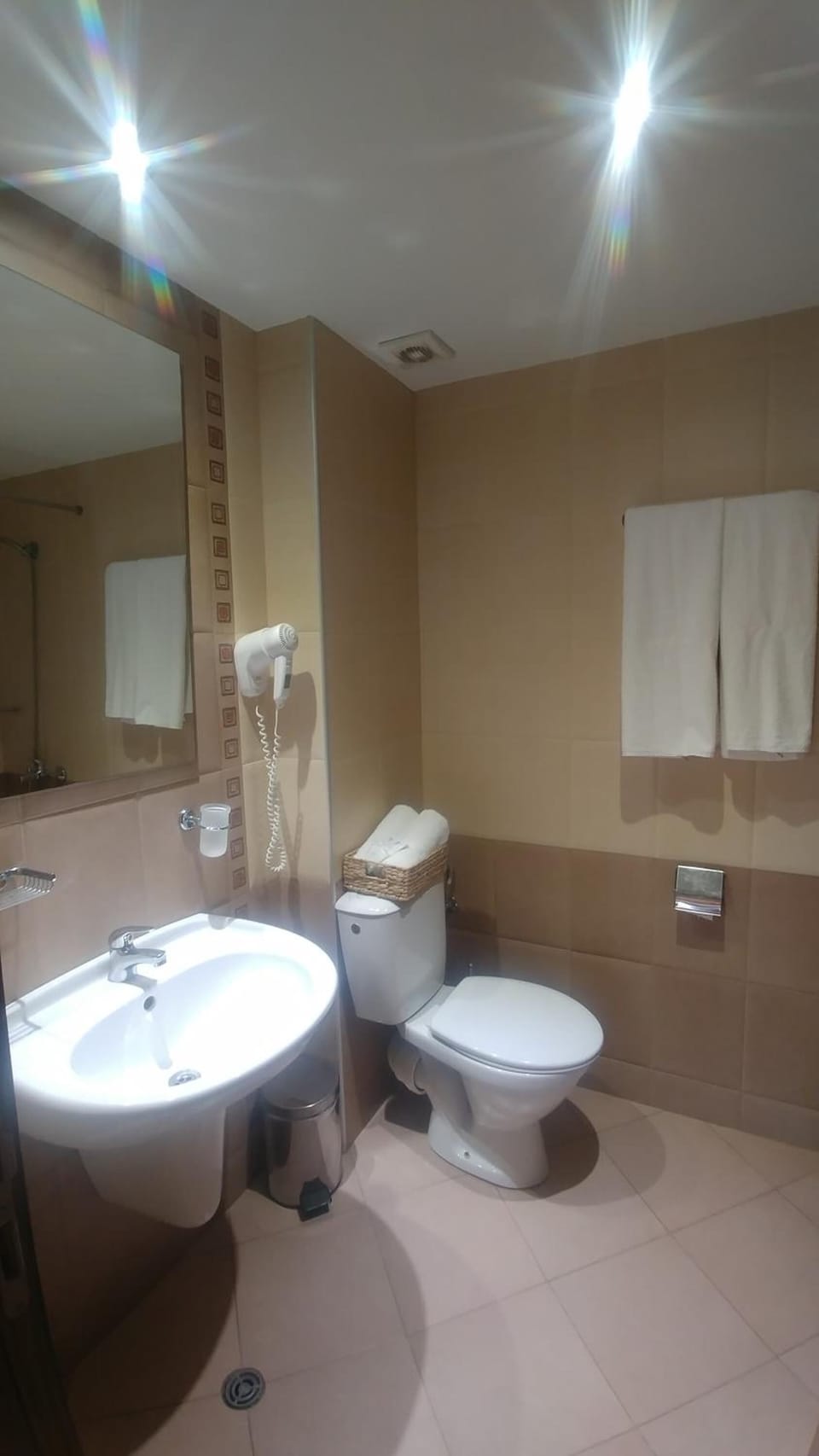 Standard Double Room | Bathroom | Shower, free toiletries, hair dryer, towels