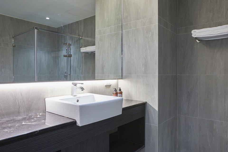 Elite Twin Room | Bathroom | Free toiletries, hair dryer, bathrobes, slippers
