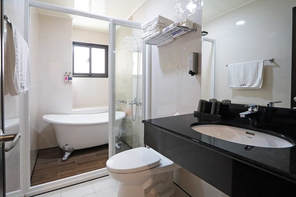 Deluxe Quadruple Room | Bathroom | Hair dryer, slippers, towels, shampoo