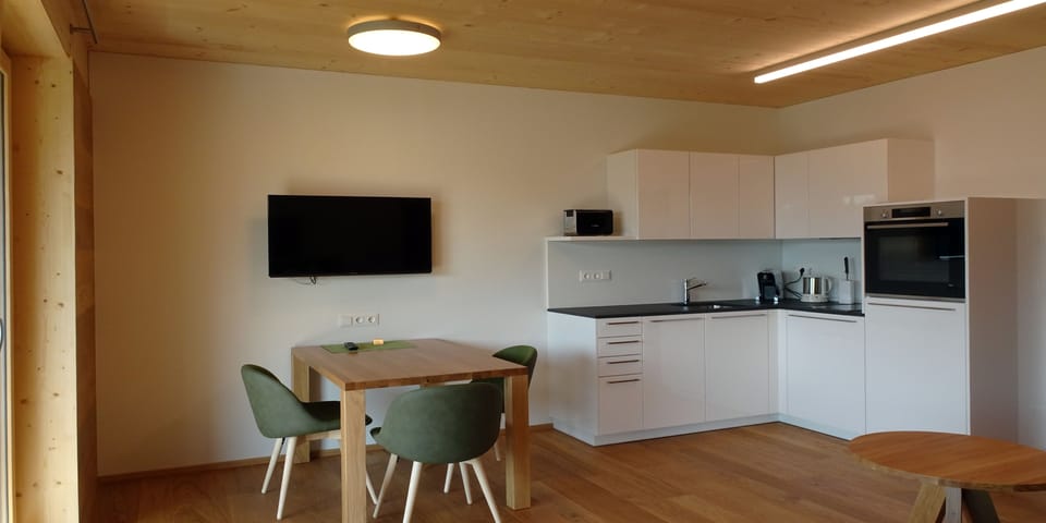 Deluxe Apartment (Mittagskogel) | Private kitchen | Full-size fridge, stovetop, dishwasher, espresso maker