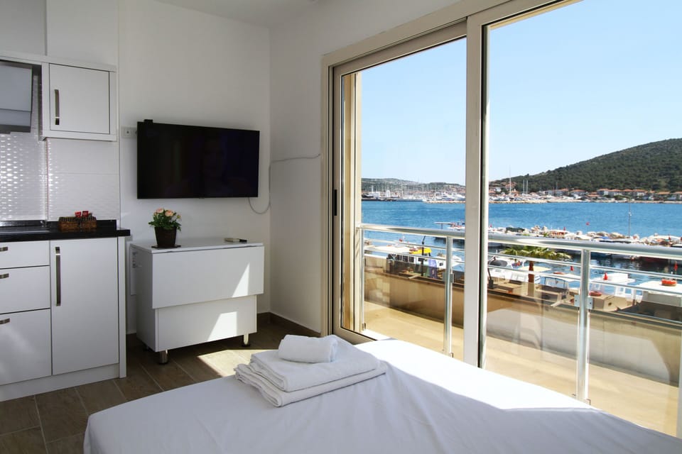 Classic Apartment, 1 Double Bed with Sofa bed, Sea View | Living area | 43-inch Smart TV with satellite channels, TV