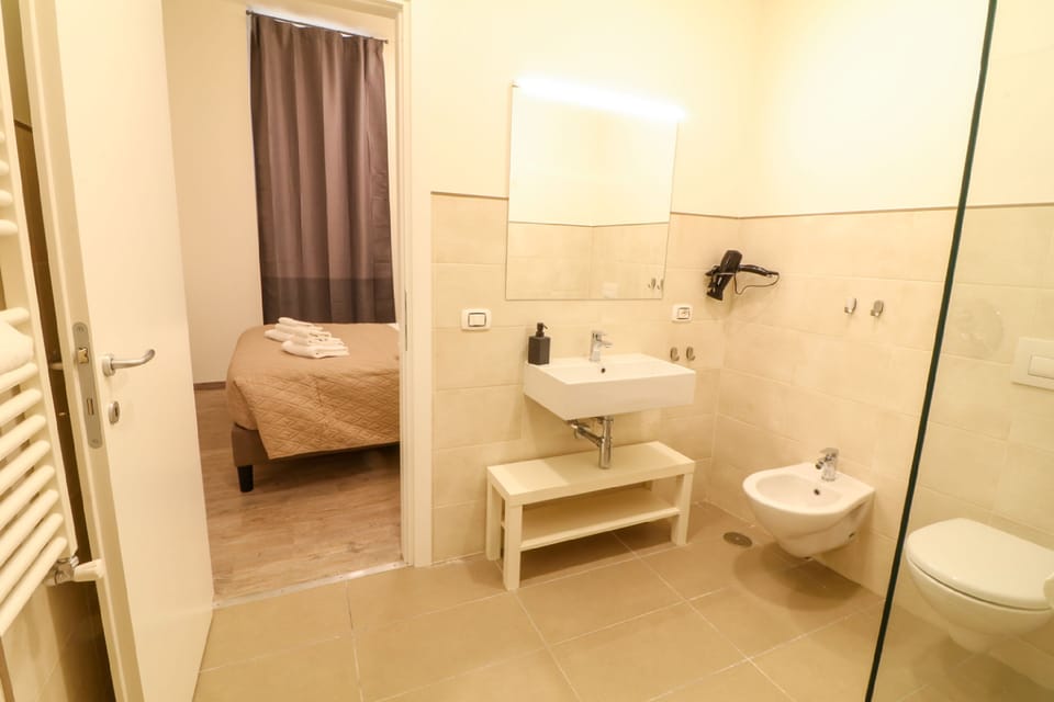 Shower, rainfall showerhead, free toiletries, hair dryer