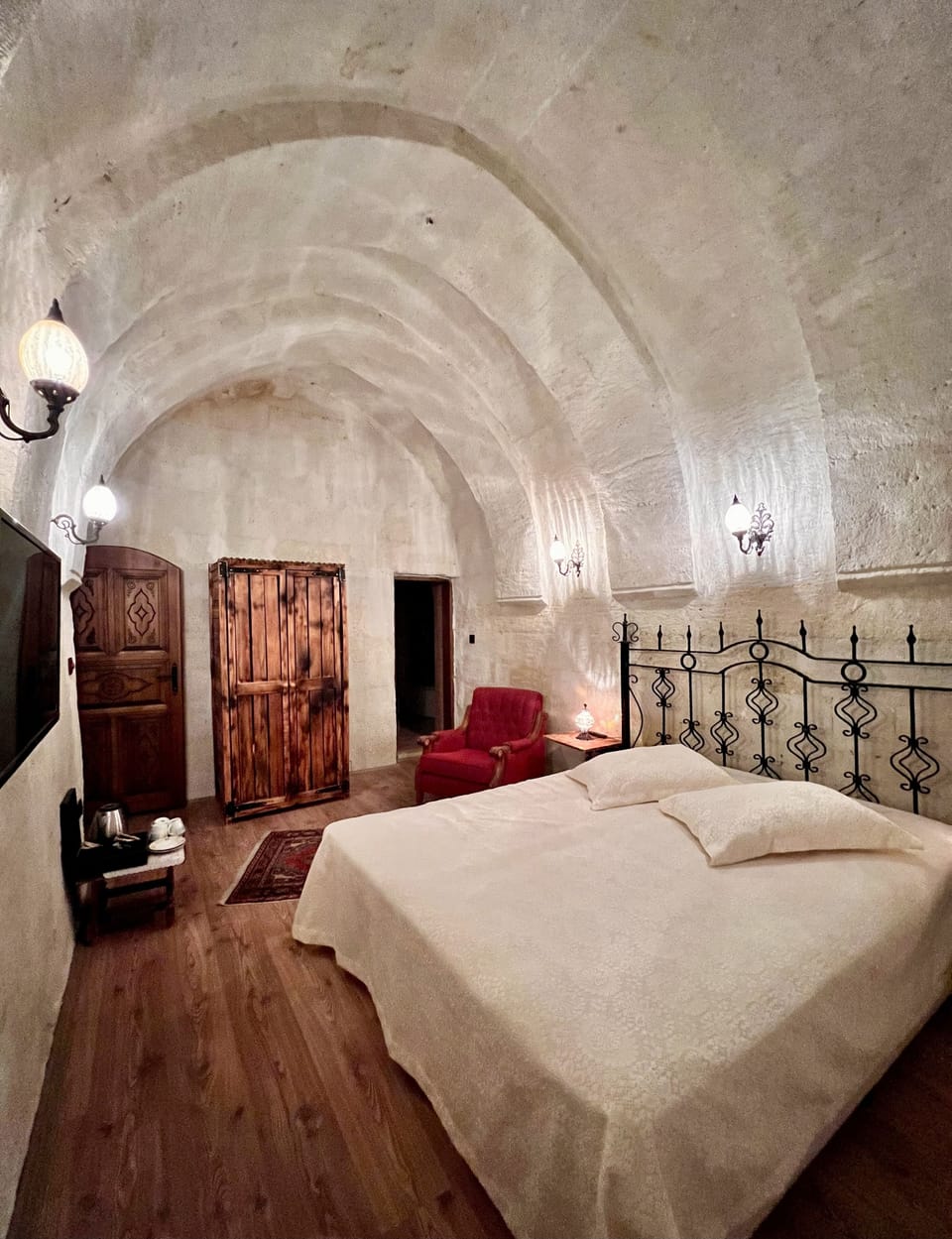 Family Suite, 2 Bedrooms | Laptop workspace, free cribs/infant beds, free WiFi, bed sheets