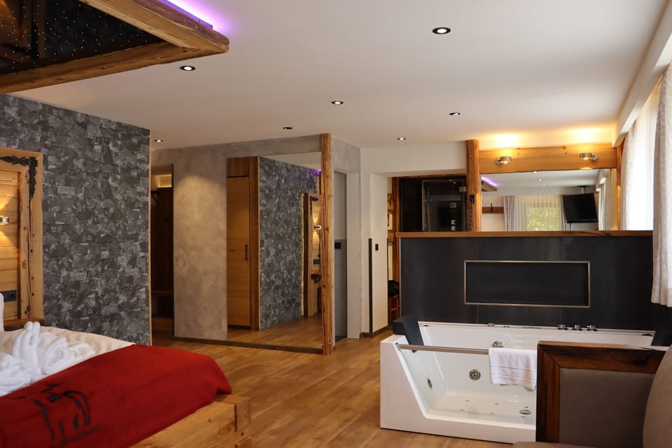 Superior Suite | In-room safe, desk, blackout drapes, soundproofing
