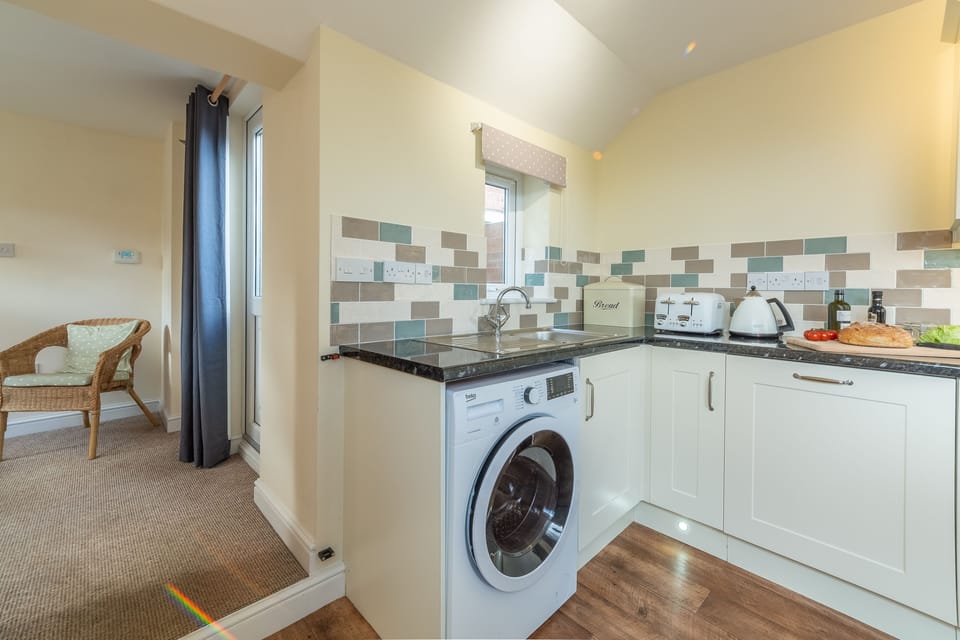 Ground floor: Entrance to kitchen