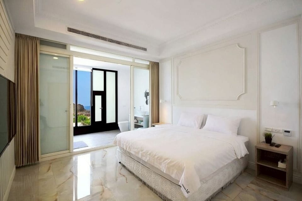 Standard Double Room, 1 King Bed, Ocean View | Blackout drapes, bed sheets
