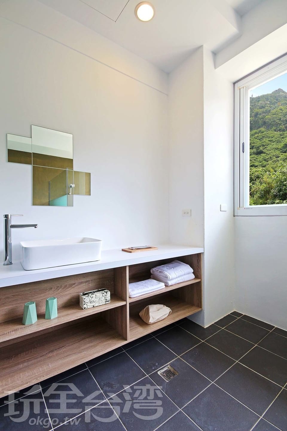 Standard Double Room, 1 King Bed, Mountain View | Bathroom | Shower, free toiletries, hair dryer, slippers