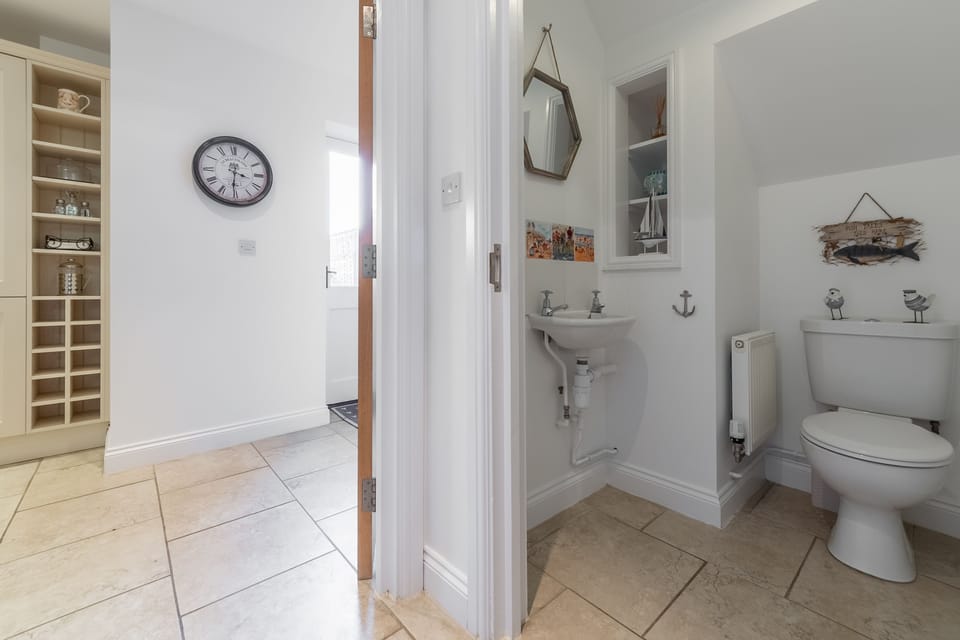 Ground floor: Cloakroom