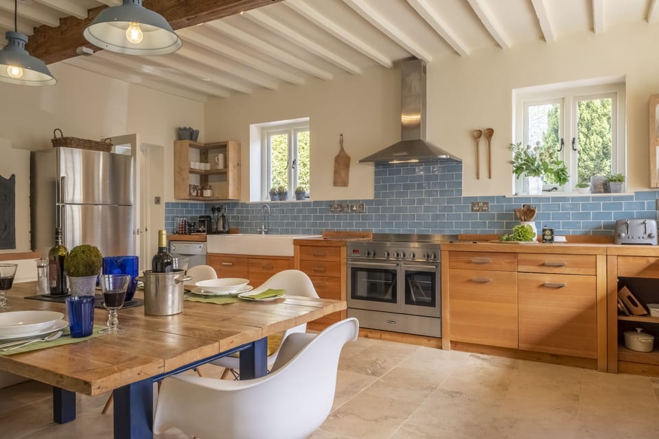 The Old Dairy, Great Bircham: Spacious kitchen with dining table