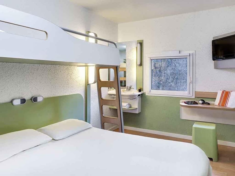 Triple Room, Multiple Beds | Desk, blackout drapes, cribs (free), WiFi (free)