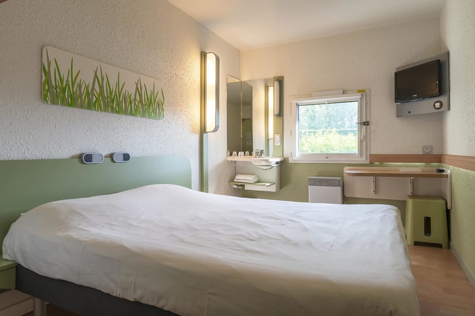 Double Room | Desk, blackout drapes, cribs (free), WiFi (free)