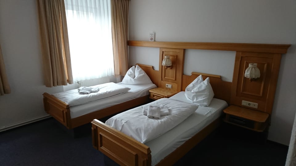 Desk, soundproofing, free WiFi, bed sheets