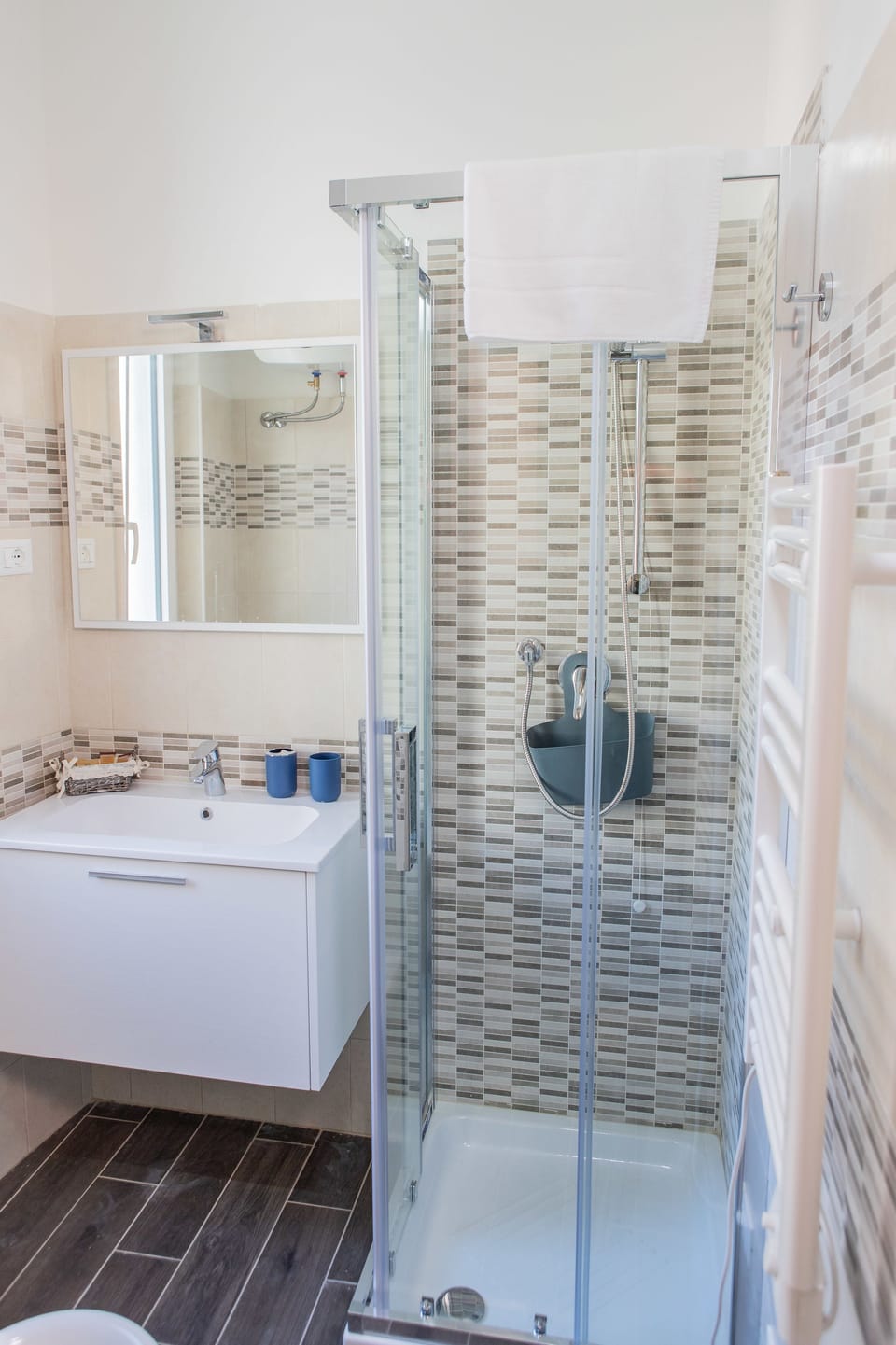 Deluxe Double or Twin Room, Balcony | Bathroom | Shower, free toiletries, hair dryer, bidet