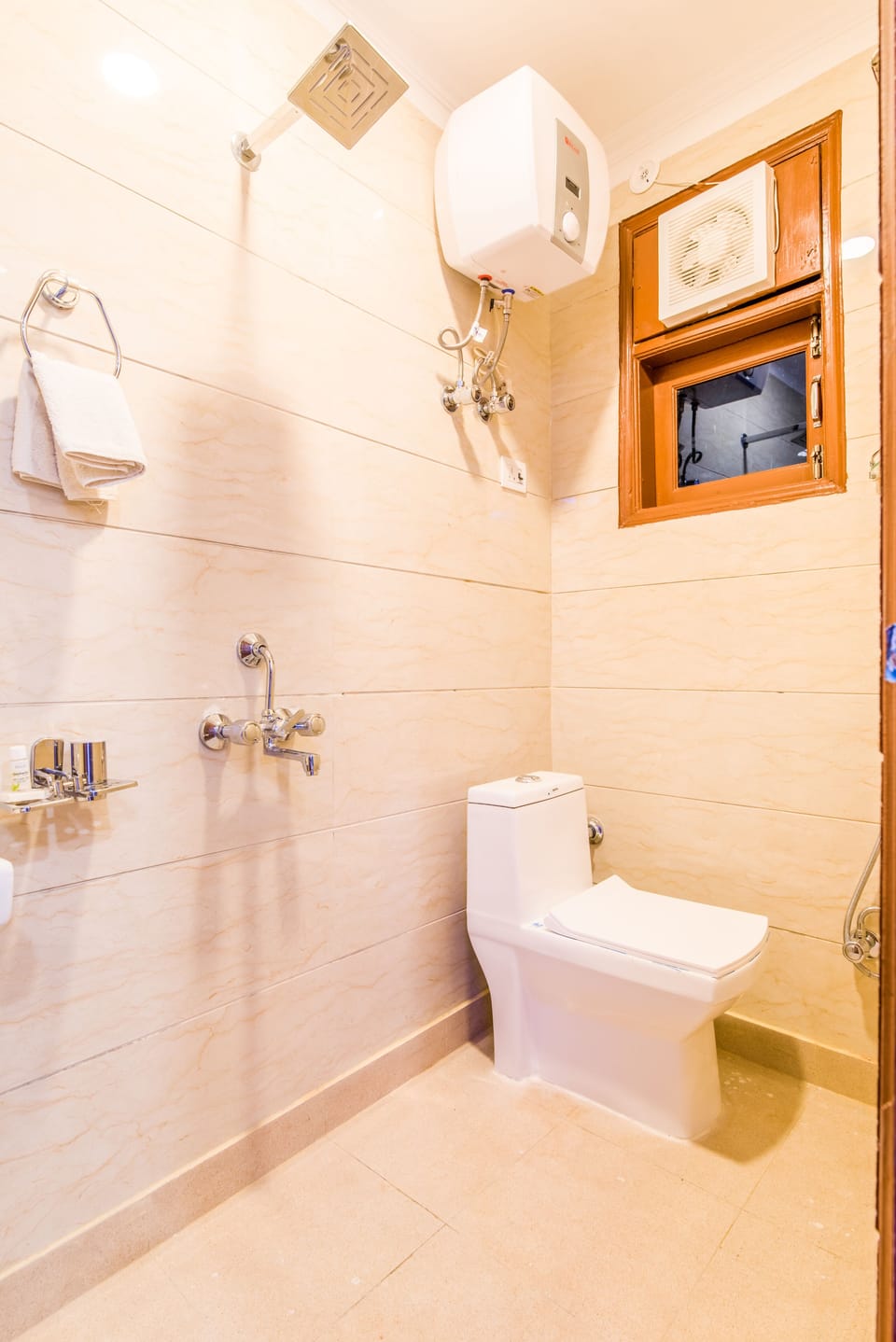 Economy Room, 1 King Bed | Bathroom | Combined shower/tub, bathrobes, slippers, towels