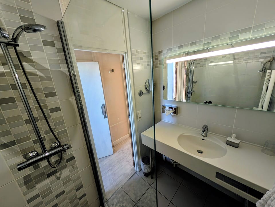 Double Room, 1 Queen Bed, Non Smoking | Premium bedding, individually decorated, individually furnished, desk