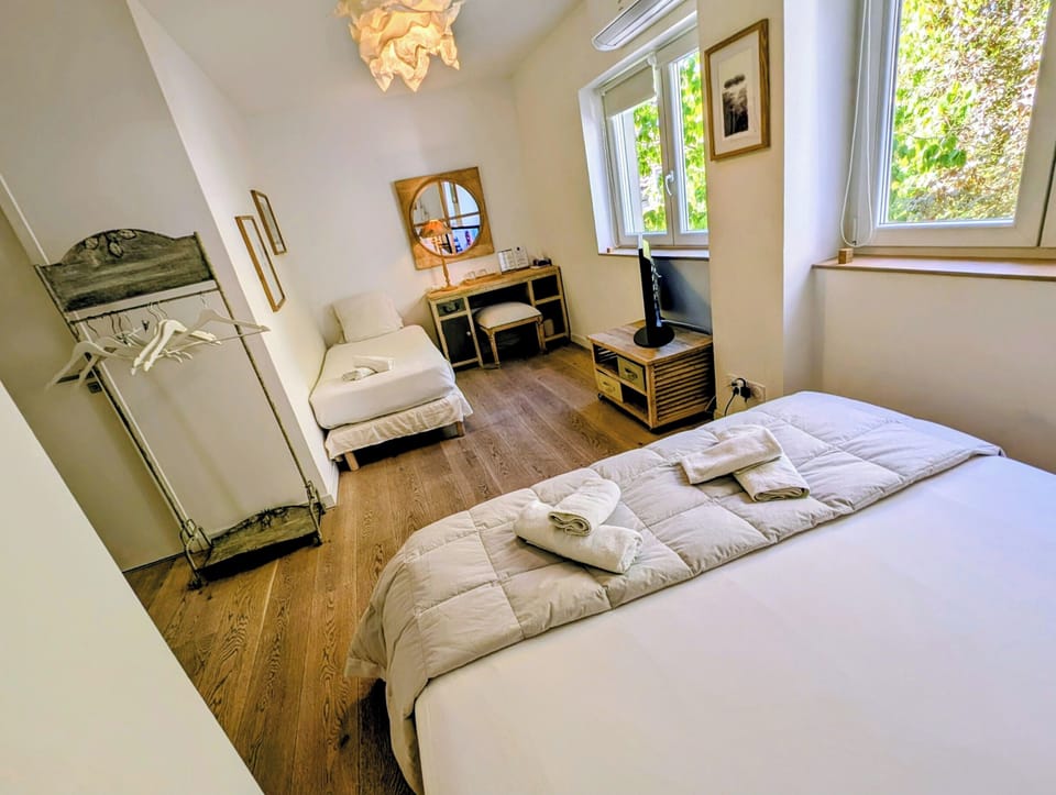 Junior Suite | Premium bedding, individually decorated, individually furnished, desk