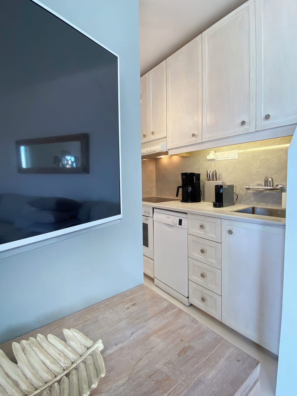fully equipped kitchen: upper level