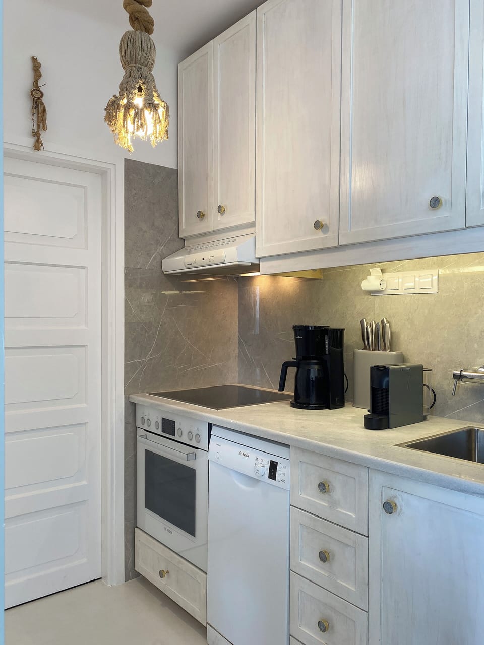 fully equipped kitchen: upper level