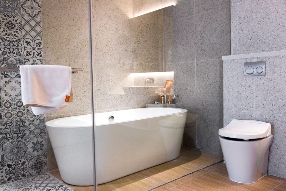 Suite (HARRIS) | Bathroom | Shower, rainfall showerhead, free toiletries, hair dryer