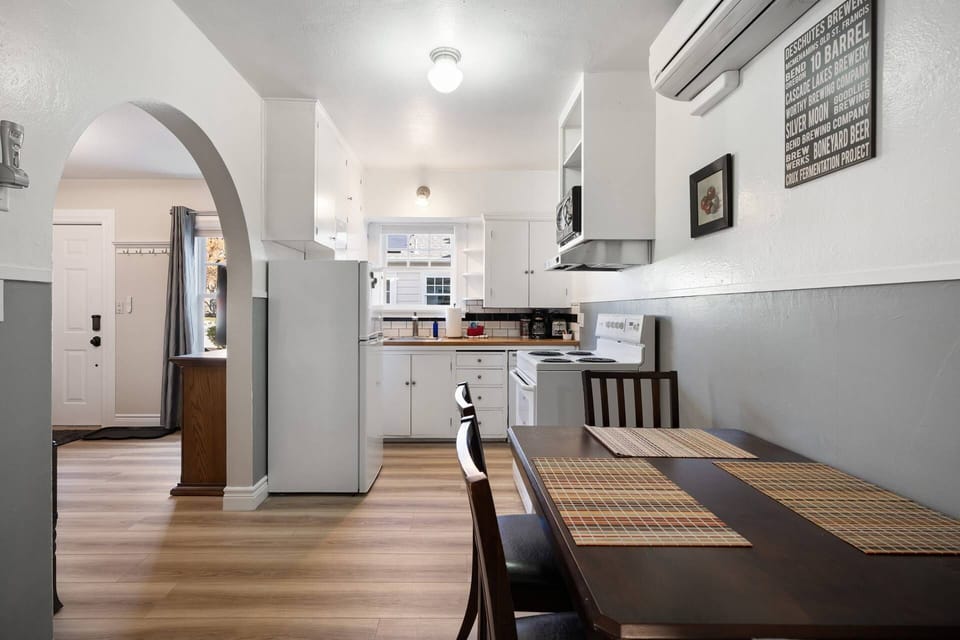 "Super clean and very easy check-in/check-out. Great location with proximity to Drake Park." - Kris