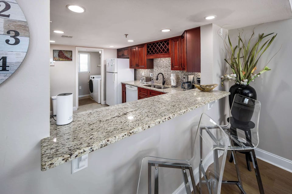 Kitchen with breakfast bar