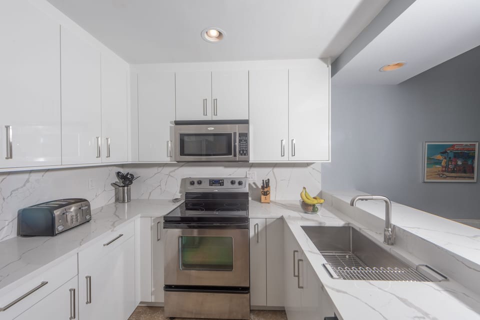 Fully stocked kitchen: dishes, flatware, glasses, coffee maker, toaster, blender