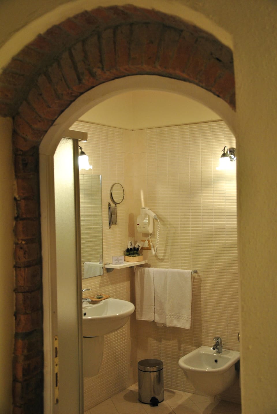 Shower, free toiletries, hair dryer, bidet