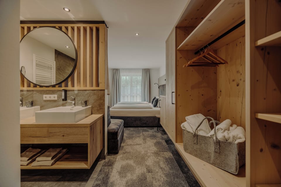 In-room safe, WiFi (free), bed sheets