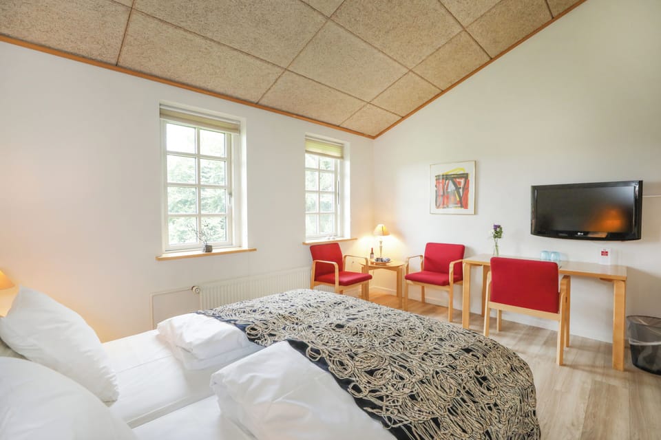 Desk, soundproofing, WiFi (free), bed sheets