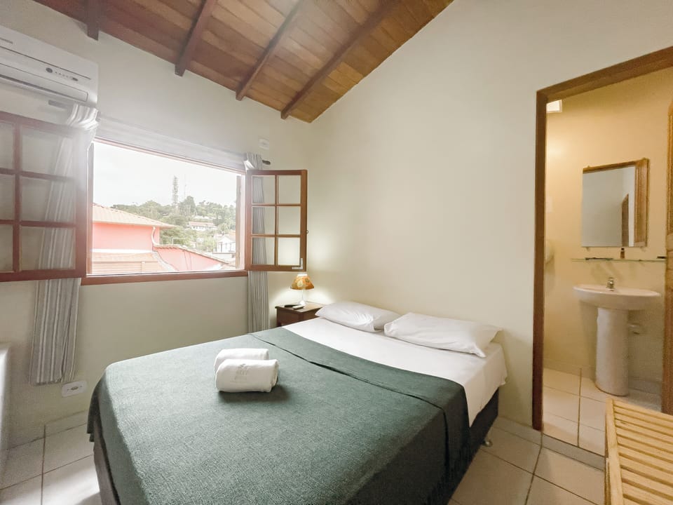 Minibar, free WiFi, bed sheets
