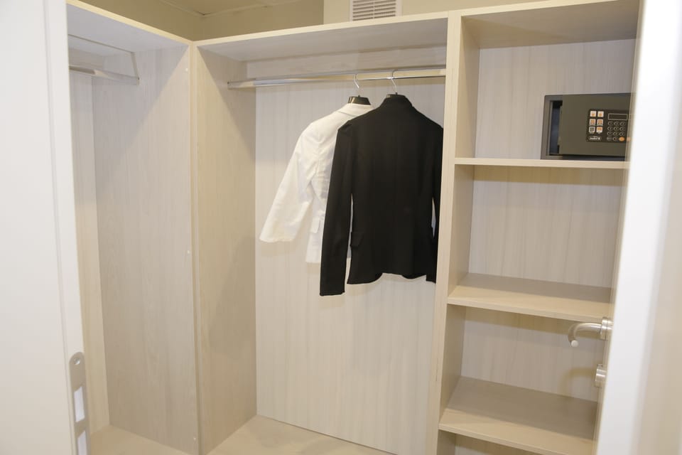 Suite | In-room safe, desk, iron/ironing board, free WiFi