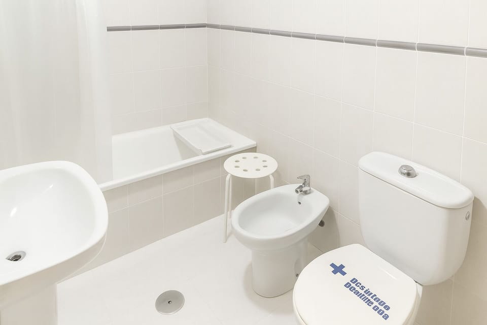 Standard Double Room | Bathroom | Bathtub, free toiletries, hair dryer, towels