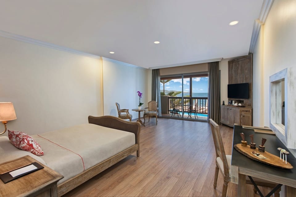 Superior Room | Minibar, in-room safe, individually decorated, individually furnished