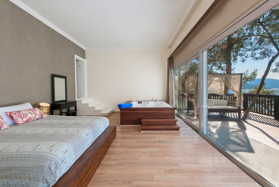 Family Suite | Minibar, in-room safe, individually decorated, individually furnished